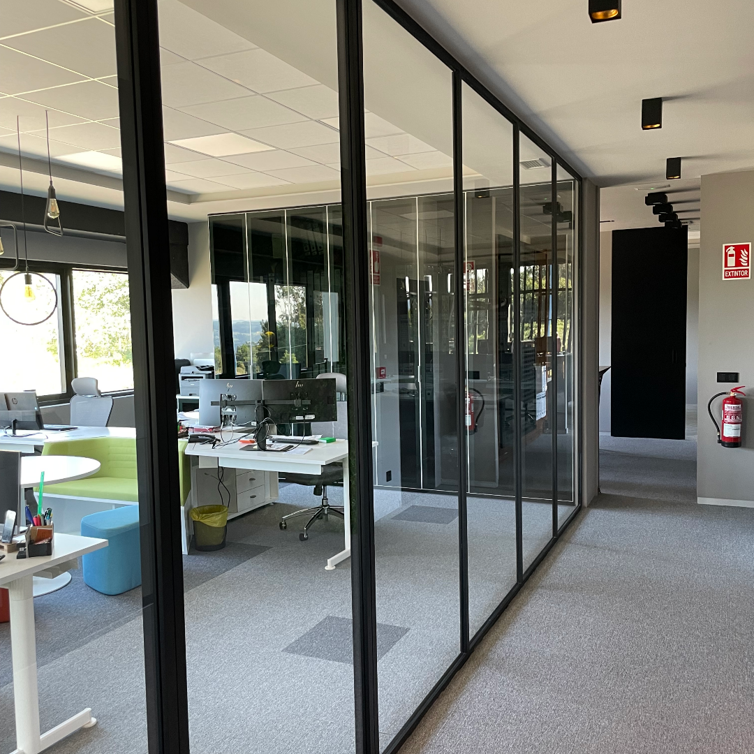 Room divider in glass (glass wall) installed to separate office spaces. The divina by arlu can be installed in any interior.