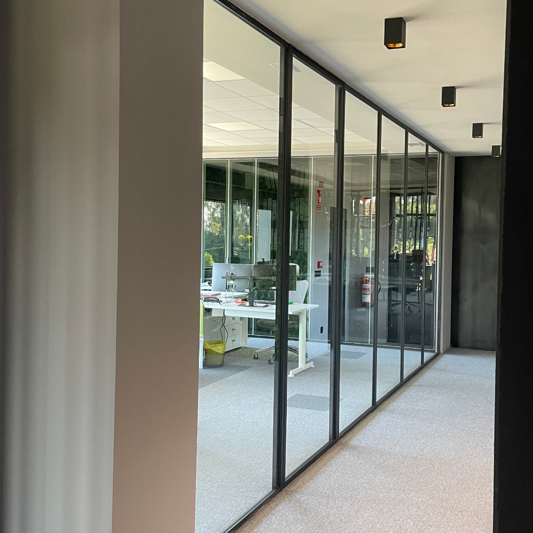 Raumteiler aus Glas (Glaswand) zur Trennung von Büroräumen. Die Divina von arlu kann in jedem Interieur installiert werden.