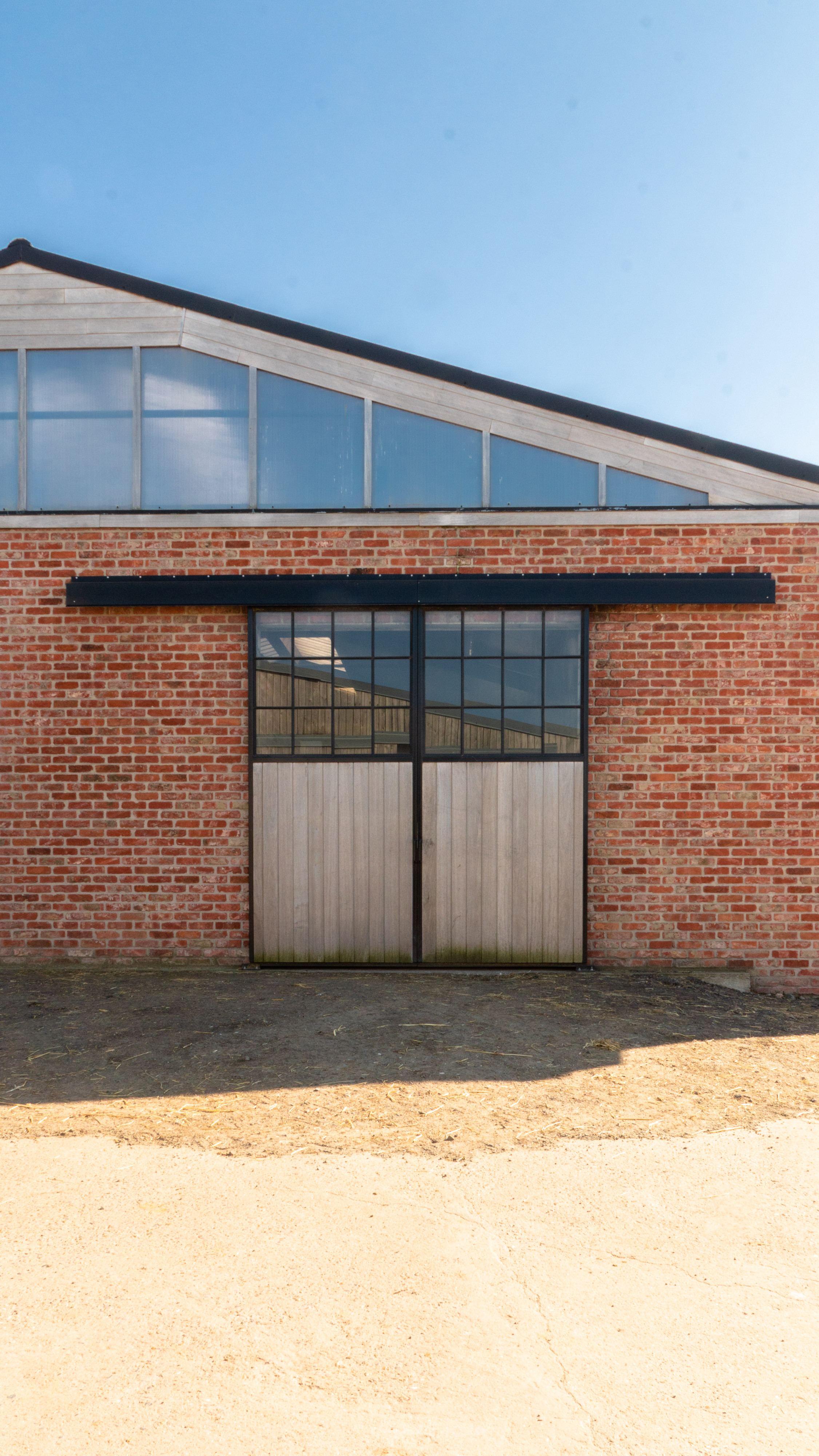 Portail coulissant (de droite) installé à l&#039;écurie Verduyn à Ichtegem 