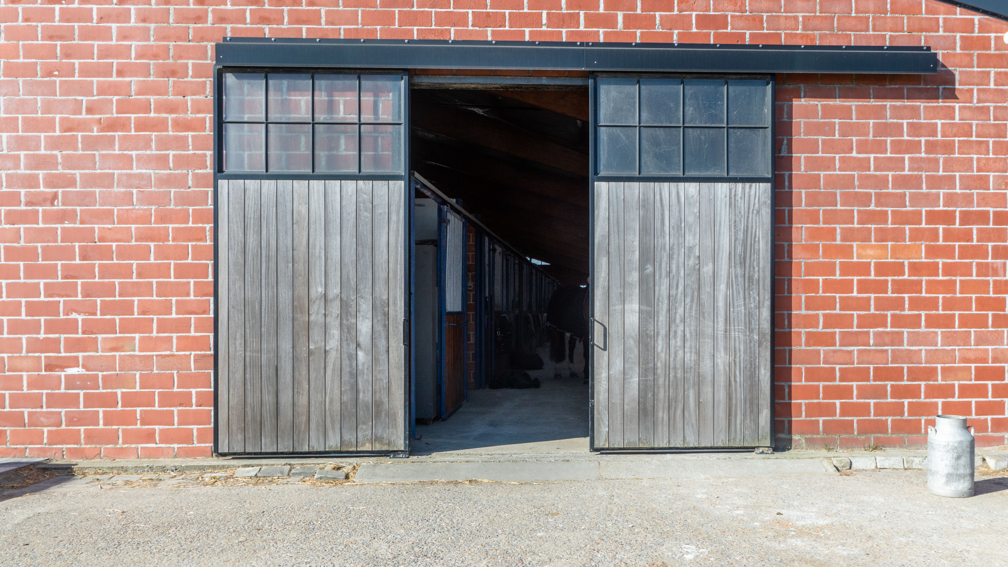 Sliding gate of right sliding gate hardware ROB installed at stable verduyn at ichtegem. 