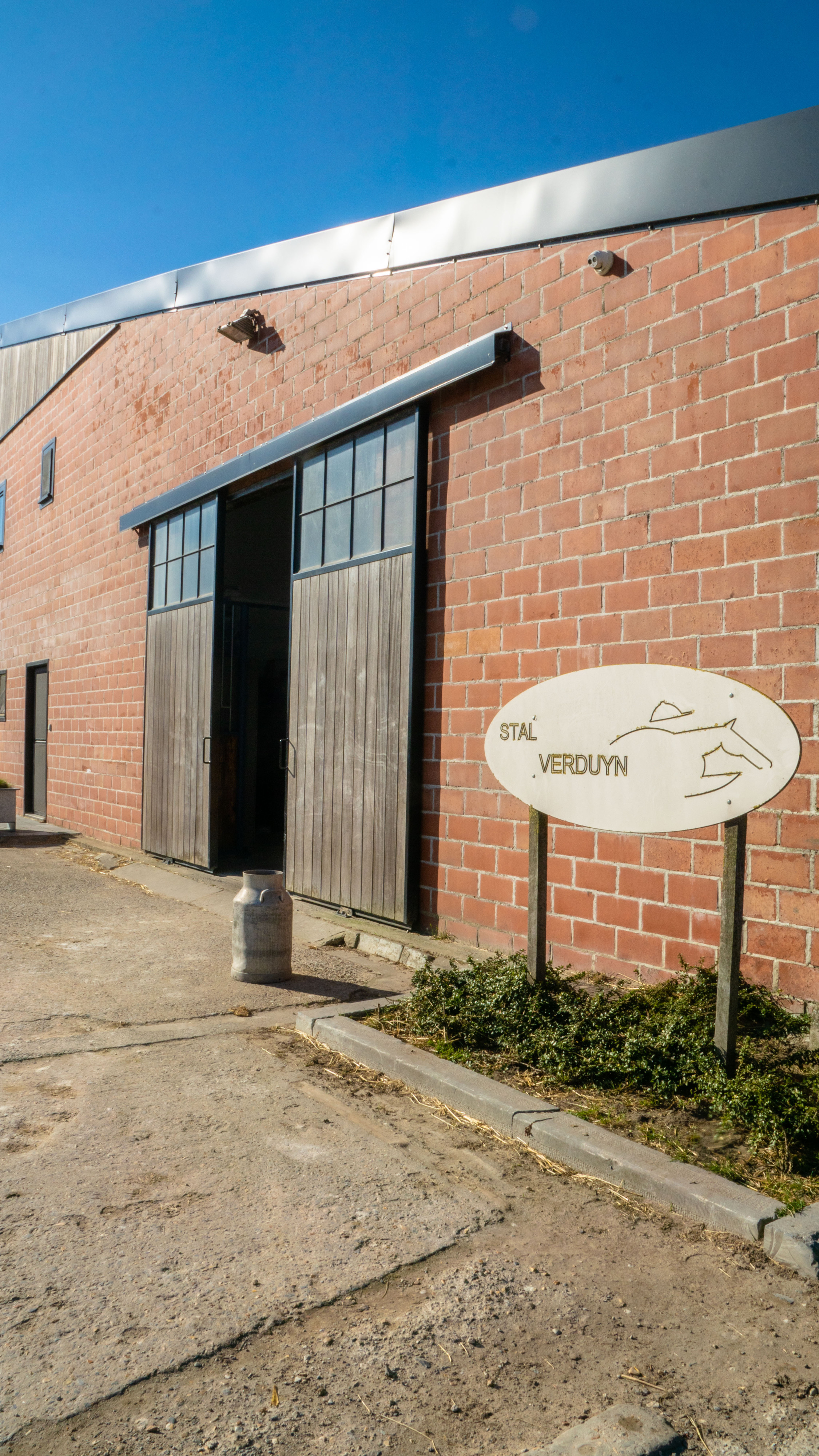 Sliding gate of right sliding gate hardware ROB installed at stable verduyn at ichtegem. 