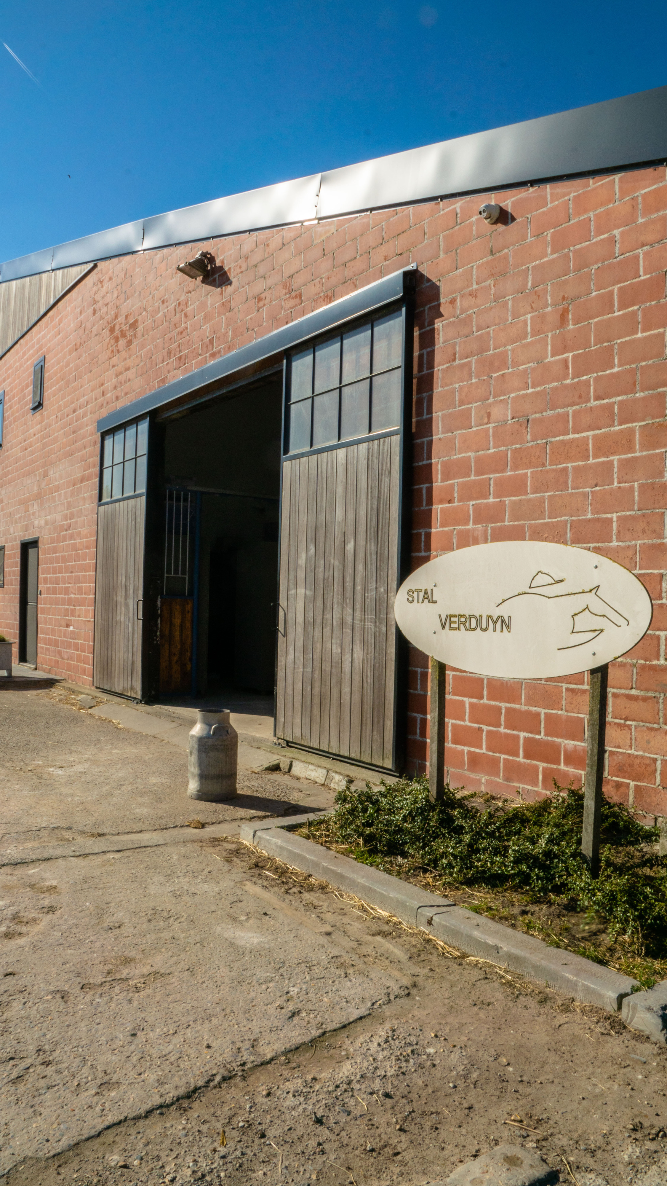 Sliding gate of right sliding gate hardware ROB installed at stable verduyn at ichtegem. 