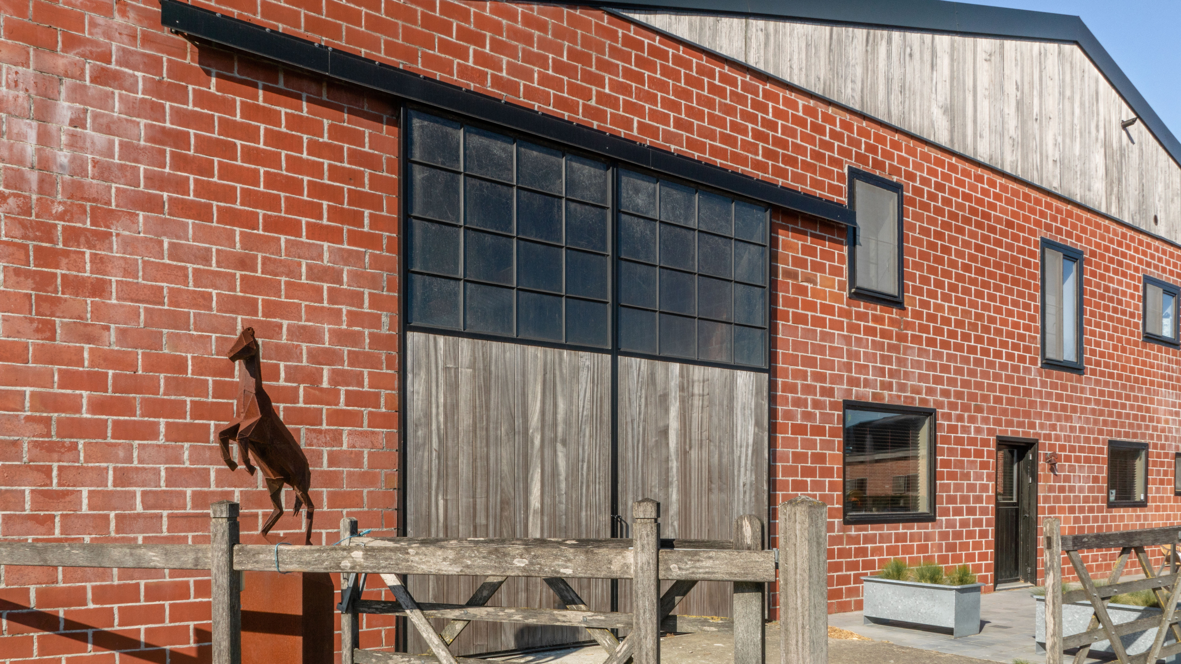 Sliding gate of right sliding gate hardware ROB installed at stable verduyn at ichtegem. 