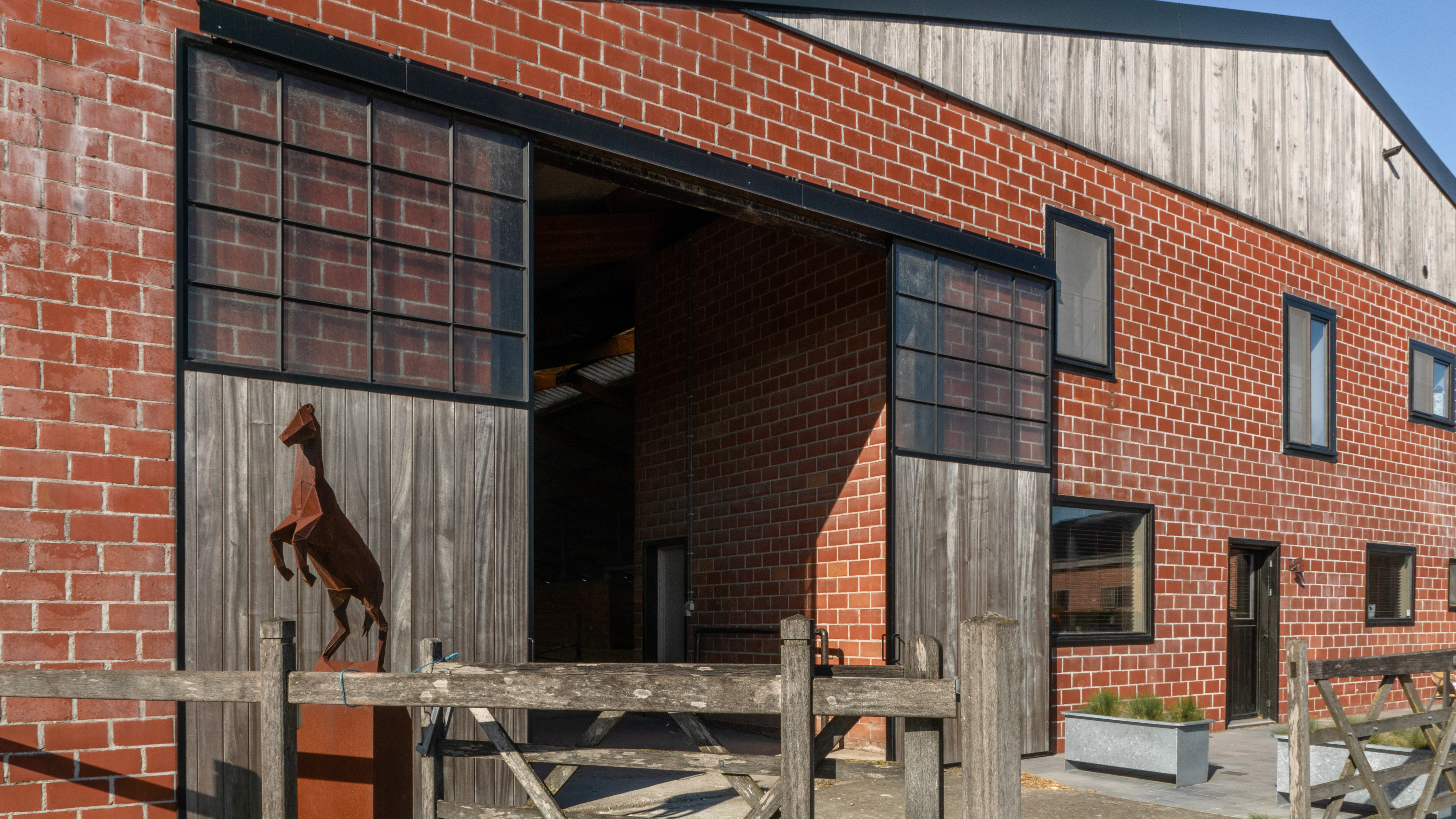 Sliding gate of right sliding gate hardware ROB installed at stable verduyn at ichtegem. 