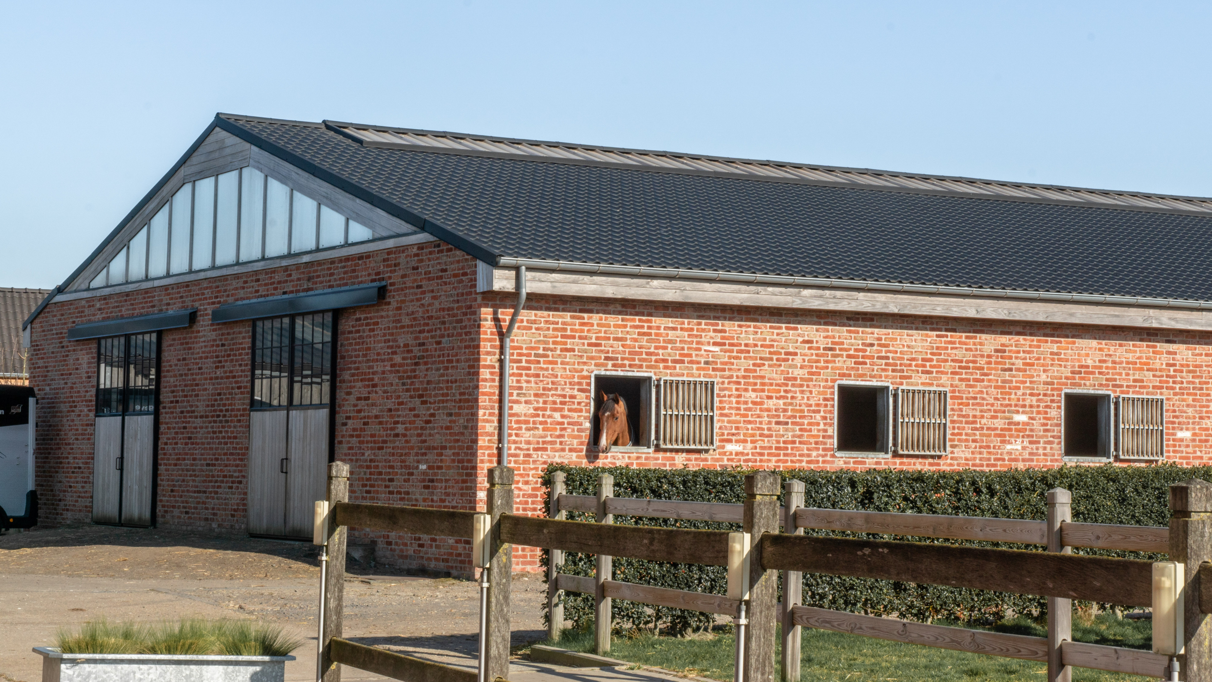 Portail coulissant (de droite) installé à l&#039;écurie Verduyn à Ichtegem 