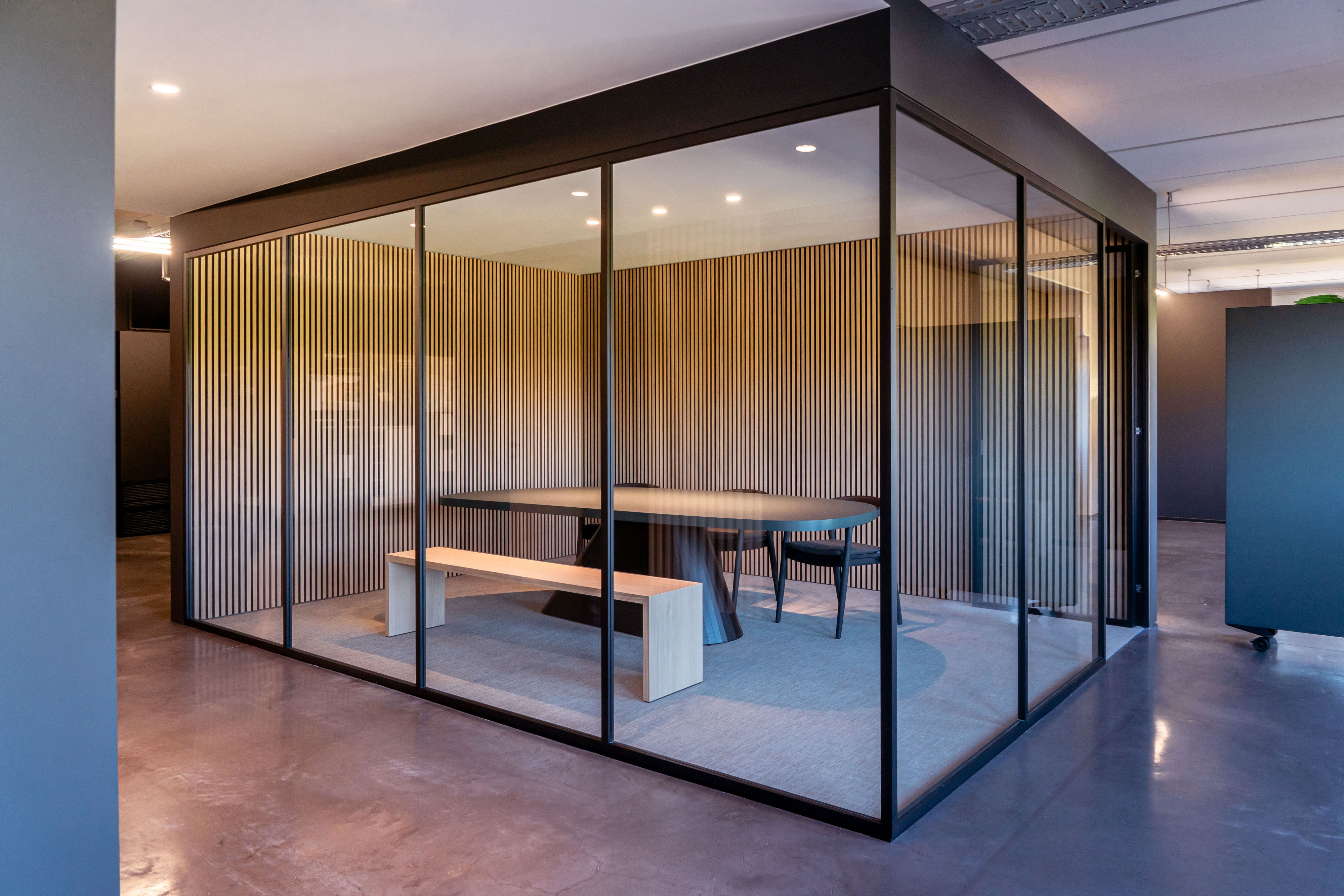 Paroi de séparation en verre dans un meuble d'angle combinée à une porte en verre de la gamme divina d'argenta (arlu).