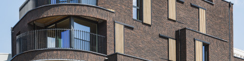 Integratie van luikbeslag (Arlu) voor rechtschuivende luiken bij appartement nabij station Luik Guillemin.