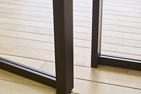 Integratie van divina glazen scheidingswanden (zwarte aluminium) en glazen draaideuren (zwart aluminium) bij Renson Academy. 