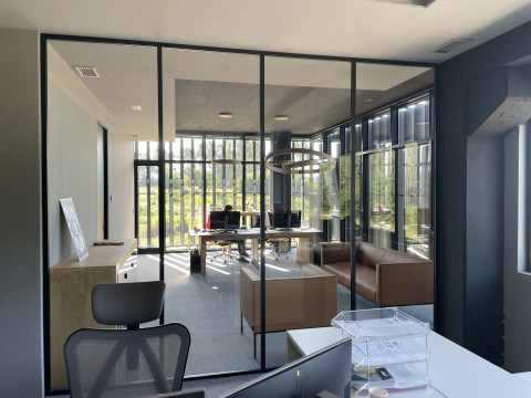 Separador de ambientes en vidrio (pared de vidrio) instalado para separar espacios de oficina. El divina by arlu puede instalarse en cualquier interior.