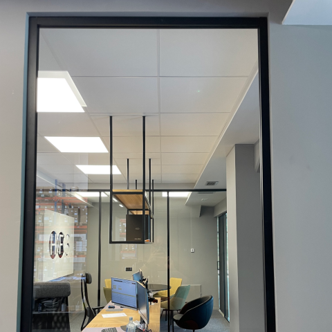 Séparation de pièces en verre (mur en verre) installée pour séparer des espaces de bureau. La divina by arlu peut être installée dans n'importe quel intérieur.