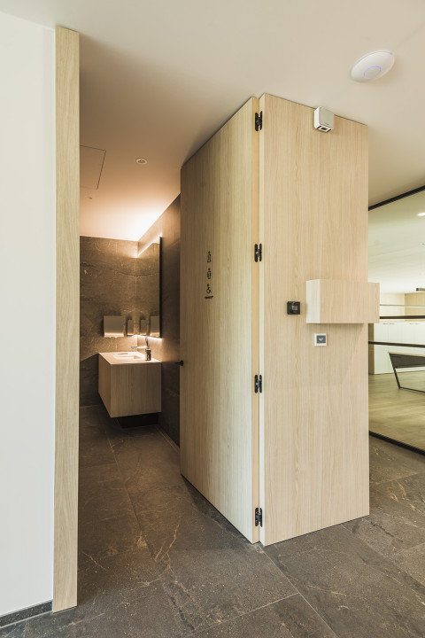 Integración de bisagras invisibles para puertas de madera enrasadas con la pared.