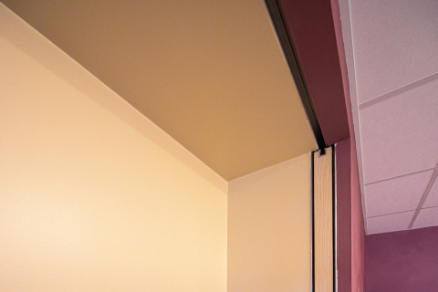 Une double porte coulissante est installée pour abriter la télévision avec une quincaillerie de porte coulissante latente (de poche) d'ARLU. 