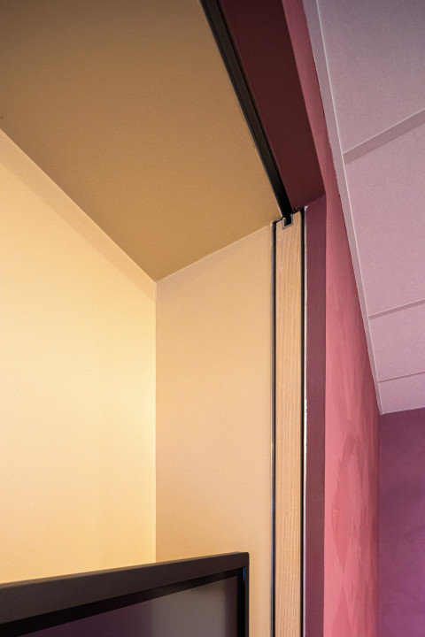 Une double porte coulissante est installée pour abriter la télévision avec une quincaillerie de porte coulissante latente (de poche) d'ARLU. 