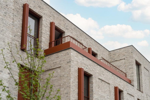 Vouwluiken (20kg per luik) geïnstalleerd bij gebouw te Pelt.
