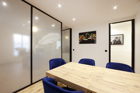 Glazen room divider en glazen draaideur geïntegreerd in notarieel kantoor in Frankrijk