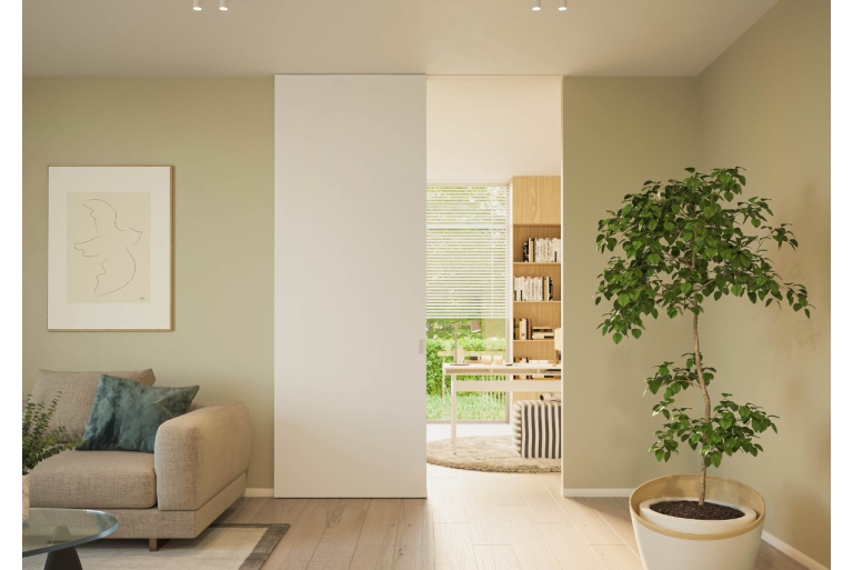 Een open houten schuifdeur in een moderne woonkamer, die leidt naar een kamer met boekenplanken. Naast de deur staat een grote potplant.